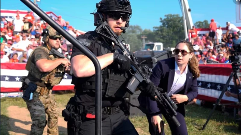 সিক্রেট সার্ভিস এবং অন্যান্য নিরাপত্তা এজেন্সির সদস্যরা সমাবেশস্থলের পোডিয়াম ঘিরে অবস্থান নেন। 