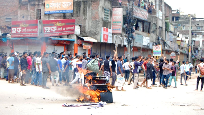 ছবিতে উত্তপ্ত নয়াবাজার