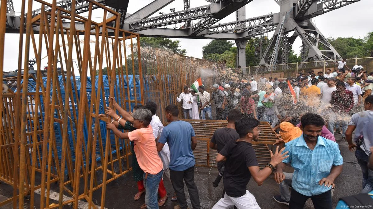 পুলিশের দাবি, নবান্ন অভিযানে পুলিশের অনুমতি নেওয়া হয়নি। তাই আন্দোলনকারীদের আটকাতে হাওড়ার জায়গায় জায়গায় ব্যারিকেড তৈরি করা হয়েছিল। অভিযান শুরুর কিছুক্ষণের মধ্যে পরিস্থিতি অশান্ত হয়ে যায়।


