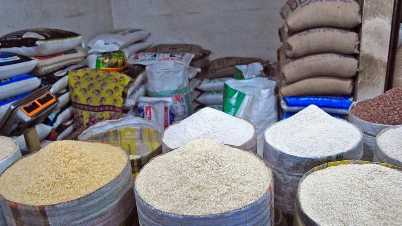 সপ্তাহ ব্যবধানে রাজধানীর বাজারগুলোতে ডিম, সব ধরনের সবজি ও ব্রয়লার মুরগির দাম বেড়েছে।  ছবিটি রাজধানীর পলাশী বাজার থেকে তোলা। ফোকাস বাংলা