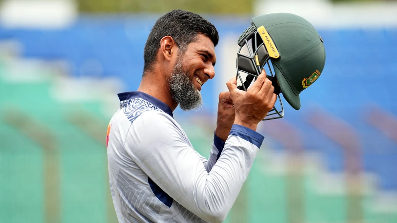 নিজেকে আবারও প্রমাণ করতে হবে। অনুশীলনের ফাঁকে হেলমেট চেক করে নিচ্ছেন মাহমুদউল্লাহ রিয়াদ। ছবি: বিসিবি