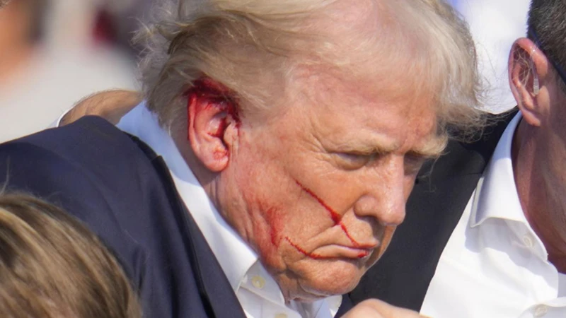 রক্তাক্ত ডোনাল্ড ট্রাম্প