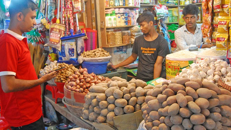 সপ্তাহ ব্যবধানে রাজধানীর বাজারগুলোতে ডিম, সব ধরনের সবজি ও ব্রয়লার মুরগির দাম বেড়েছে।  ছবিটি রাজধানীর পলাশী বাজার থেকে তোলা। ফোকাস বাংলা