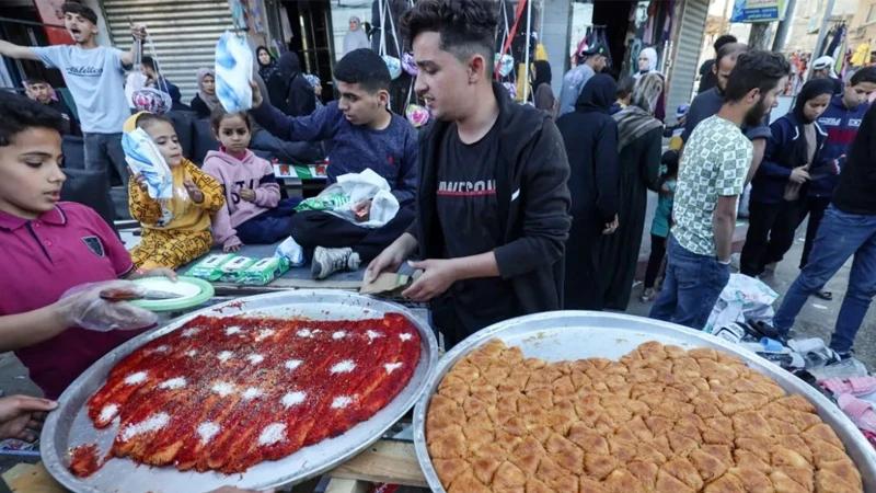 ঈদ উপলক্ষ্যে ঐতিহ্যবাহী মিষ্টি কেনা-বেচা চলছে গাজায়