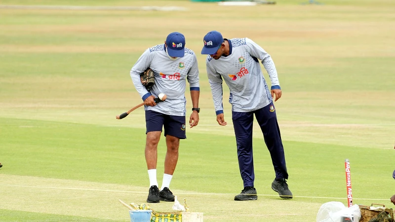 পিচ পরীক্ষা করছেন হাথুরুসিংহে ও শান্ত। ছবি: বিসিবি