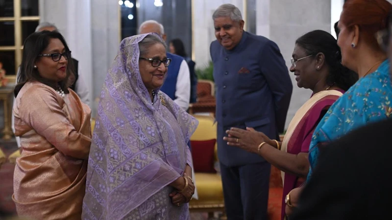 ভারতীয়  রাষ্ট্রপতি দৌপর্দী মুর্মুর সঙ্গে শুভেচ্ছা বিনিময় করছেন প্রধানমন্ত্রী শেখ হাসিনা। 
