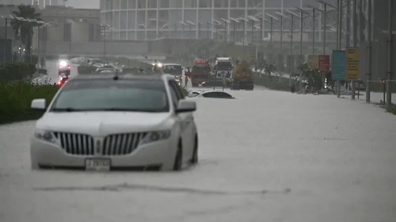 ছবিতে দুবাইয়ে বন্যা