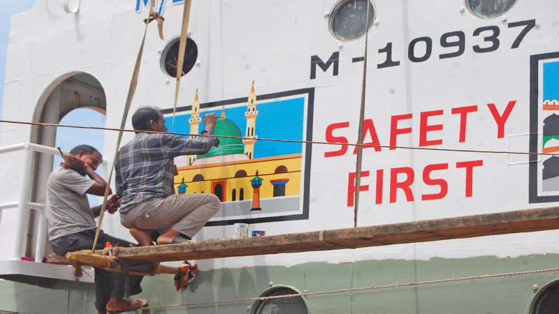 কেরানীগঞ্জের ডক ইয়ার্ডে শ্রমিকদের কর্ম ব্যস্ততা