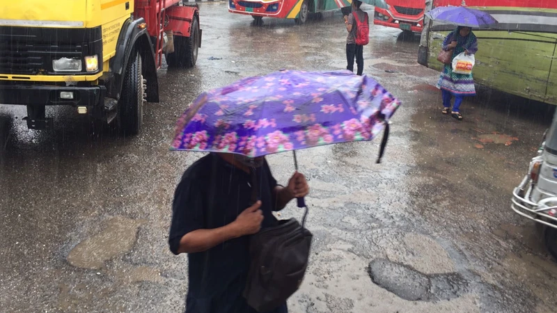 রাজধানীতে স্বস্তির বৃষ্টি, ভোগান্তিতে নগরবাসী