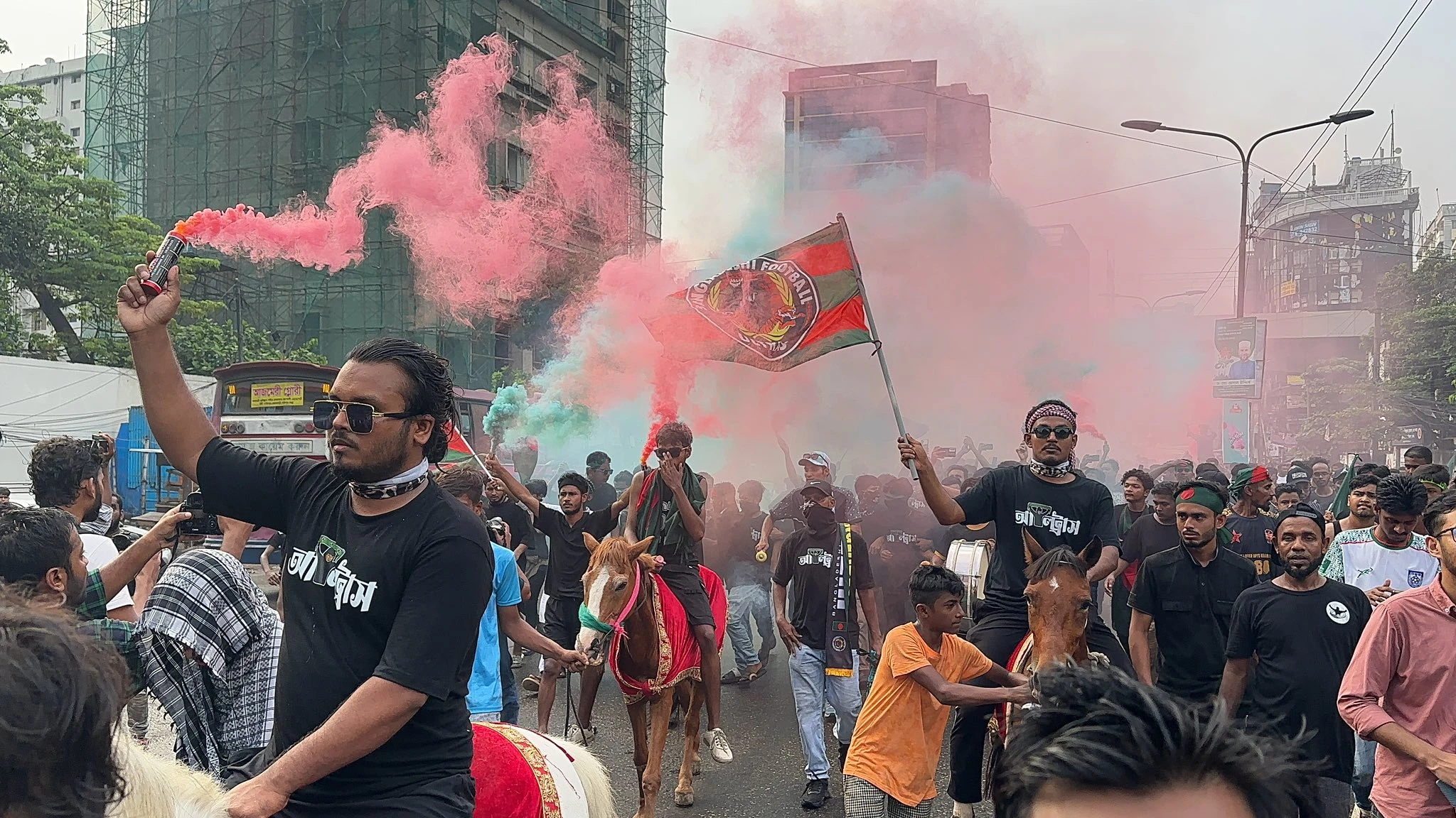 বাংলাদেশ বনাম সিঙ্গাপুর ম্যাচ ঘিরে ভক্তদের উম্মাদনা দেখুন ছবিতে