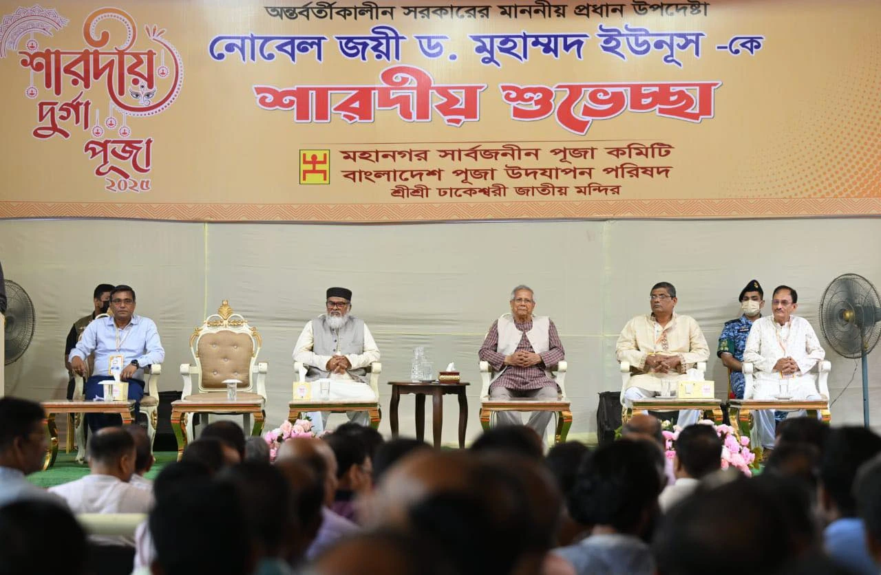 ঢাকেশ্বরী মন্দির পরিদর্শনে প্রধান উপদেষ্টা 